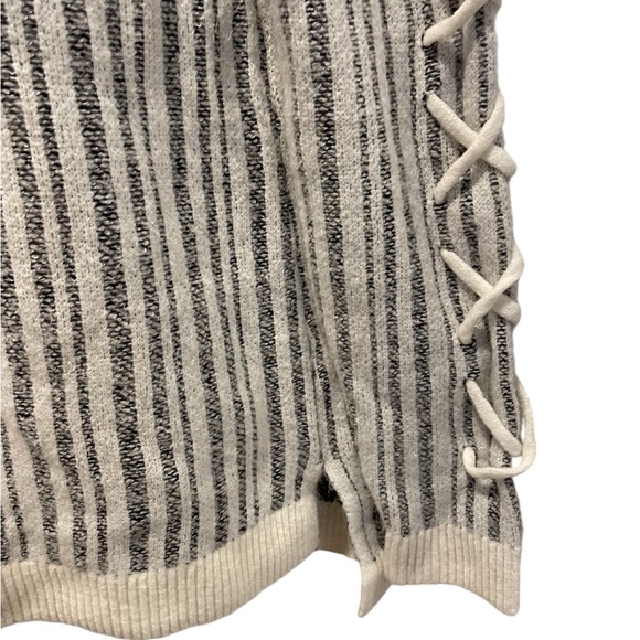 ROCK & REPUBLIC Women’s Striped Long Sleeve Sweater Size Medium - Picture 4 of 15